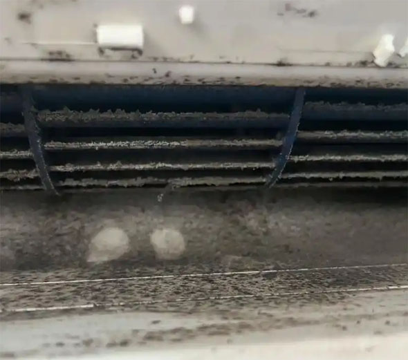 乌拉特后空调吹的风有股烧焦味是怎么回事